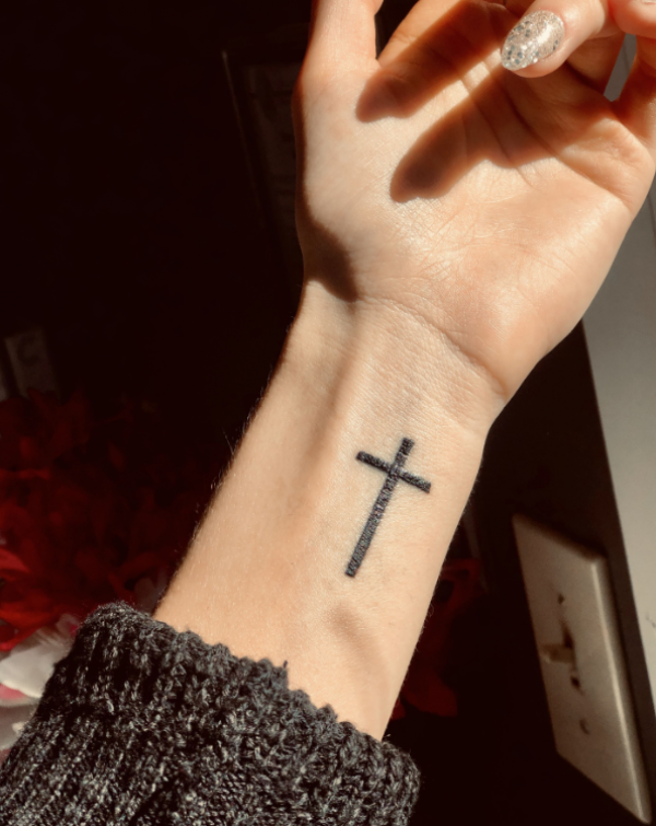 Tanda silang sederhana di pergelangan tangan